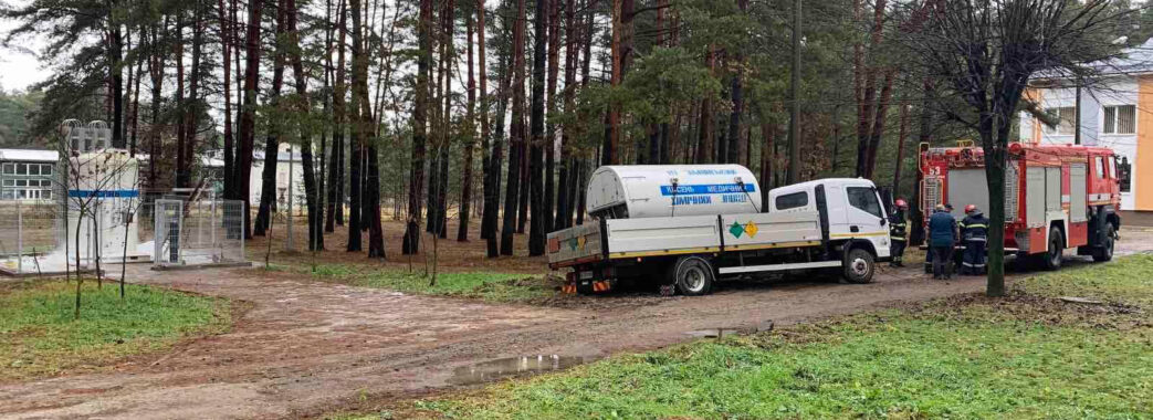 Застрягло в болоті: у Яворові рятували авто, що доставляло медичний кисень