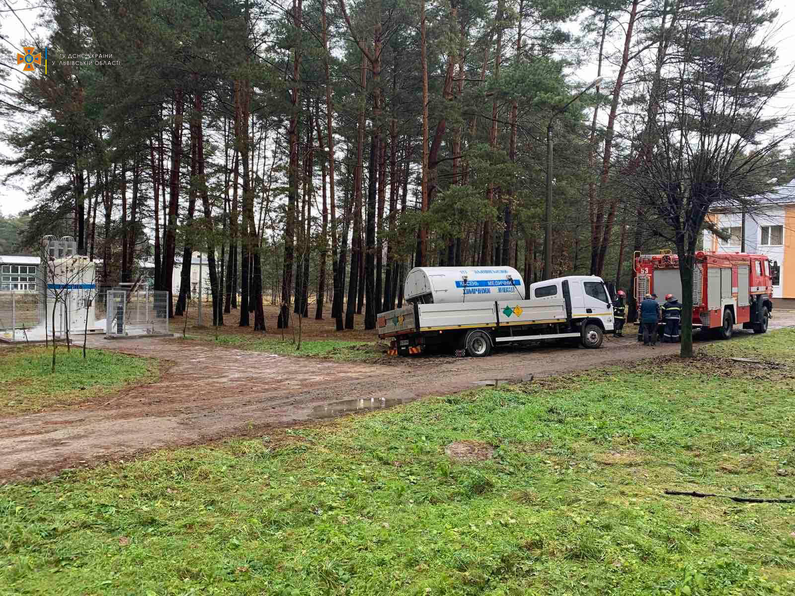 Застрягло в болоті: у Яворові рятували авто, що доставляло медичний кисень