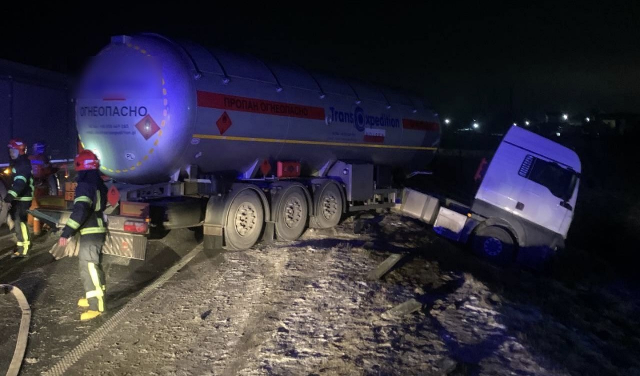 Нетверезий водій біля Ямполя заїхав у фуру з пропаном