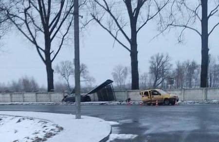 На виїзді зі Самбора ДТП: автівка знесла зупинку