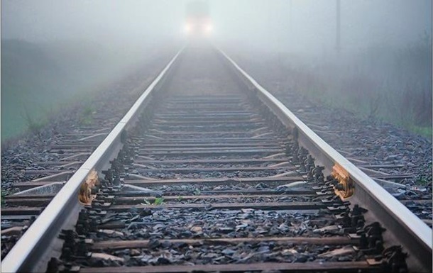 Вночі у Пустомитах поїзд збив двох людей