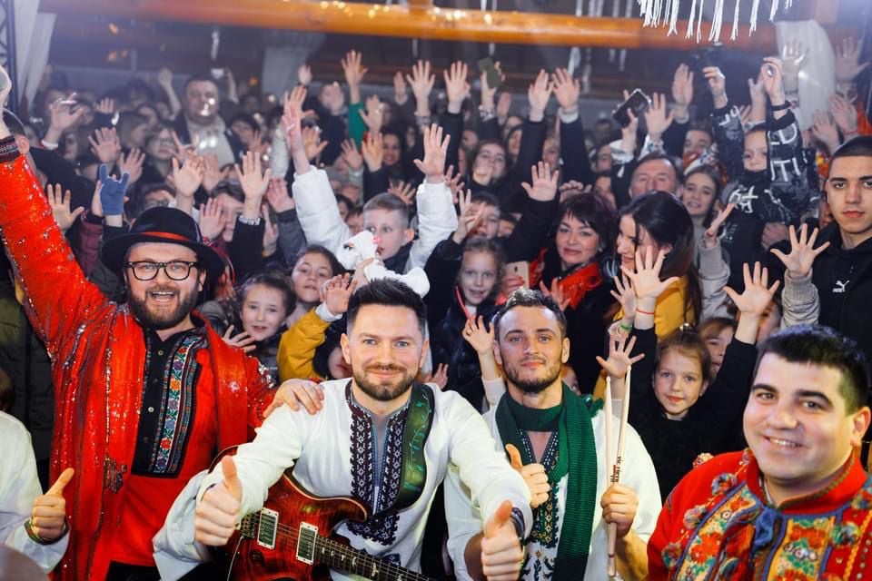 У Яворові помічники Святого Миколая колядували разом з гуртом «DZIDZIO»