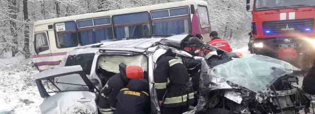 На Львівщині в ДТП потрапив автобус: постраждало 8 людей