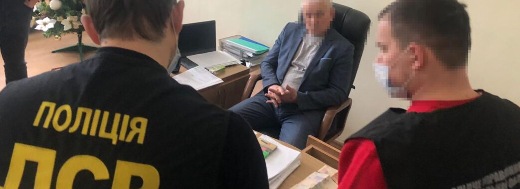 Платили, щоб їх не звільнили: у Львові керівника училища зловили на хабарі