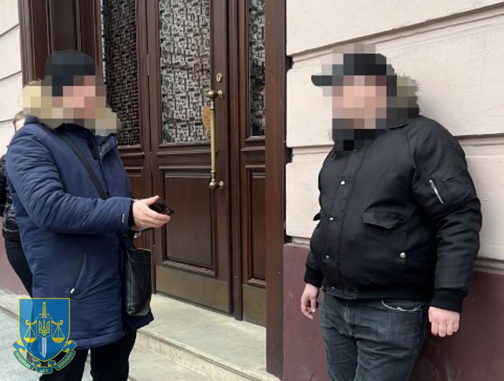 12 000 доларів за паспорт громадянина України – викрили посадовця міграційної служби