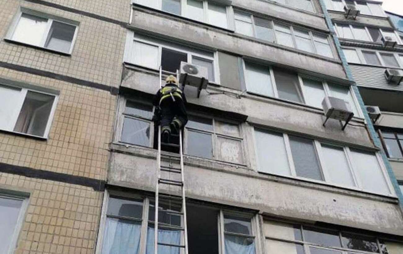 У Червонограді дворічний хлопчик зачинив маму на балконі