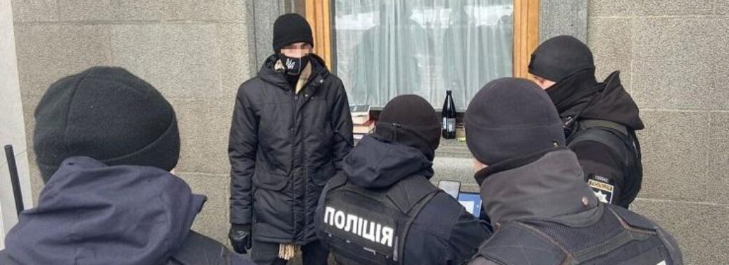 У Києві затримали львів’янина, який розбив вікно Верховної Ради