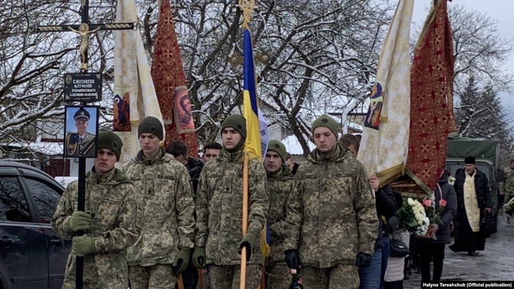 «Він – герой, а герої не вмирають»: Сокільники попрощались з Віталієм Сапилом