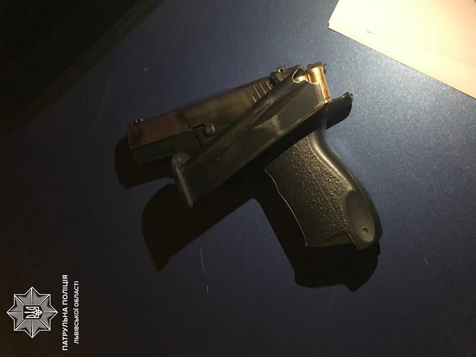 Поліція затримала двох чоловіків, які серед білого дня влаштували стрілянину