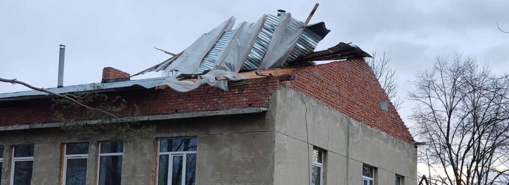 Вітер зірвав частину даху зі Стебницької лікарні