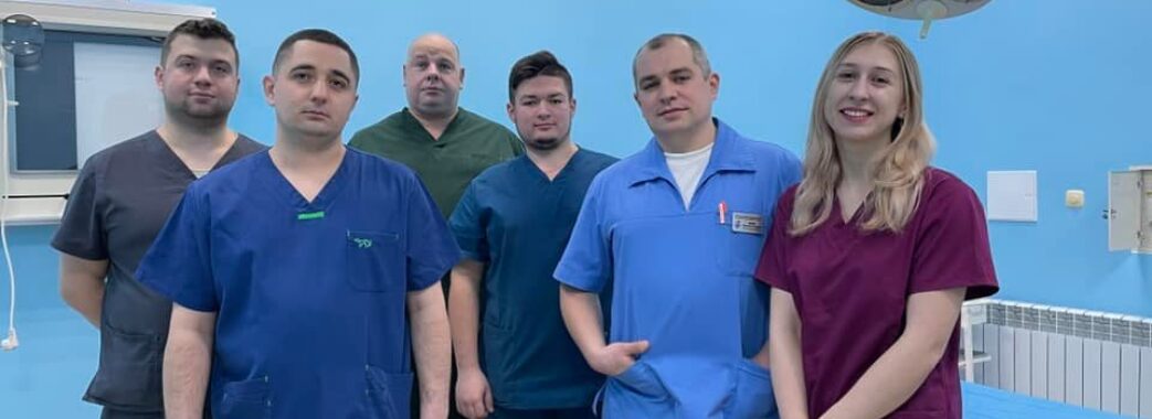 Порізав руку і не міг оперувати: львівські хірурги врятували колегу