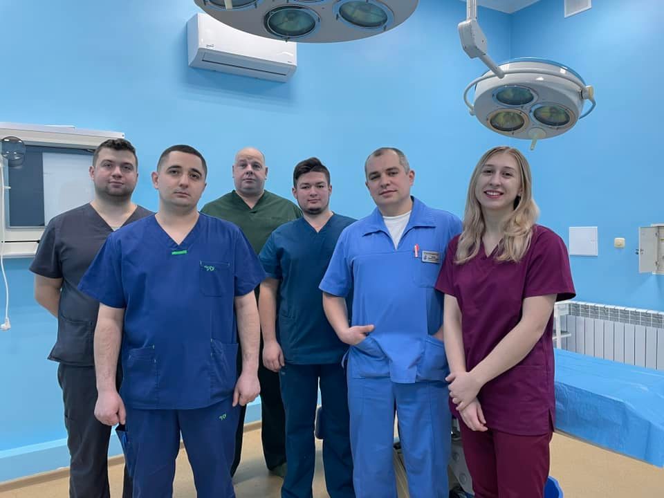 Порізав руку і не міг оперувати: львівські хірурги врятували колегу
