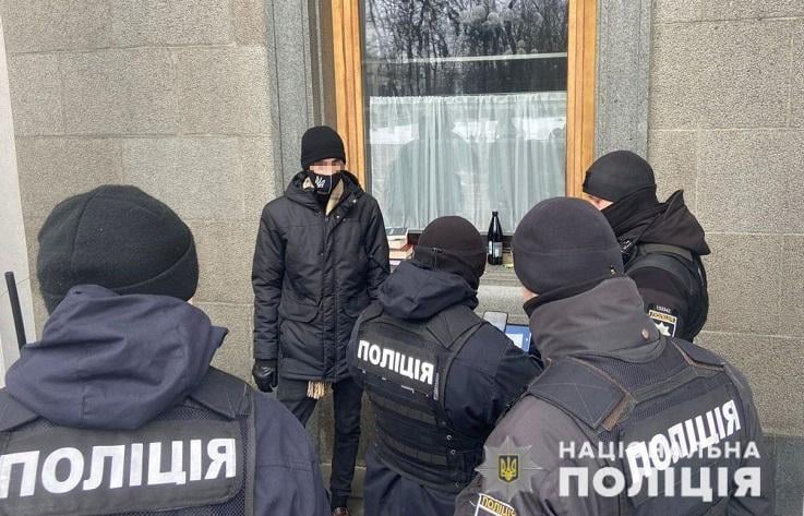 Чоловіку, який розбив вікно у Верховній раді, загрожує в’язниця