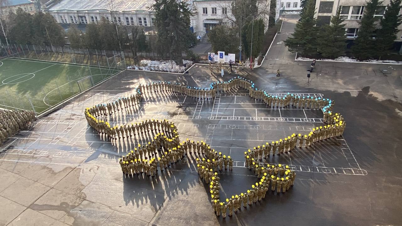 Фото дня: курсанти Академії сухопутних військ створили «живу» мапу України