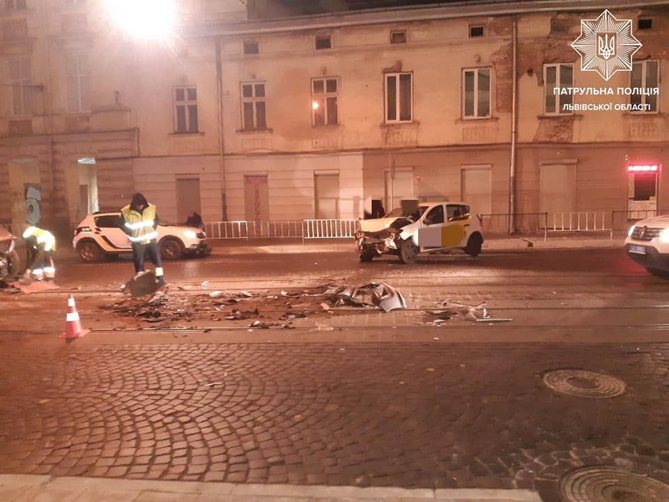 Вночі на площі Митній п’яний водій спричинив аварію (ВІДЕО)