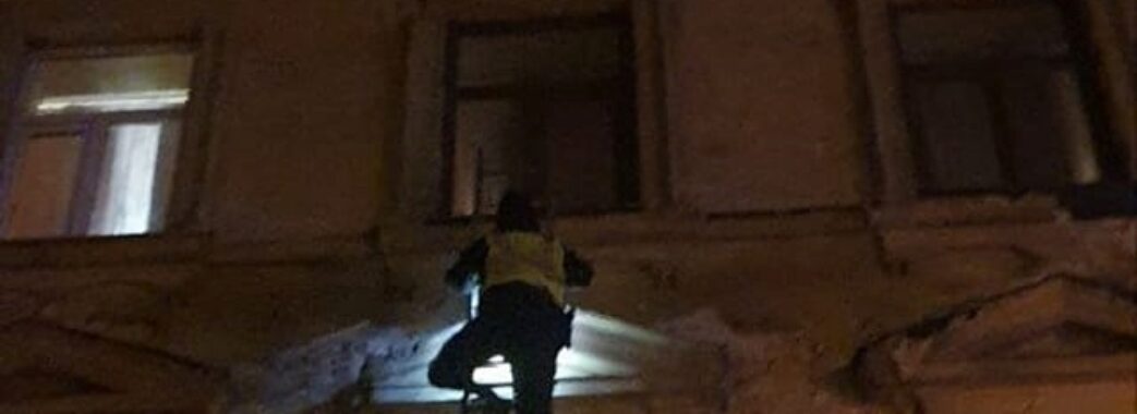 У Львові чоловік викликав поліцію, щоб врятувати сусіда від смерті
