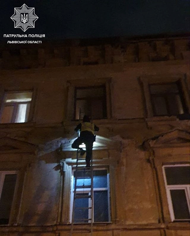 У Львові чоловік викликав поліцію, щоб врятувати сусіда від смерті