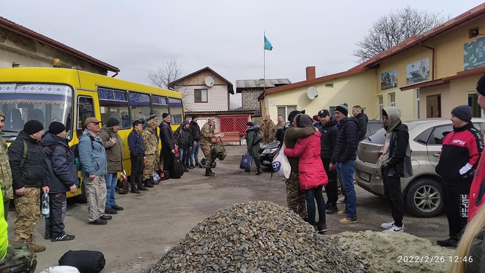 На Львівщині під центрами тероборони черги з охочих захищати країну (ФОТО)