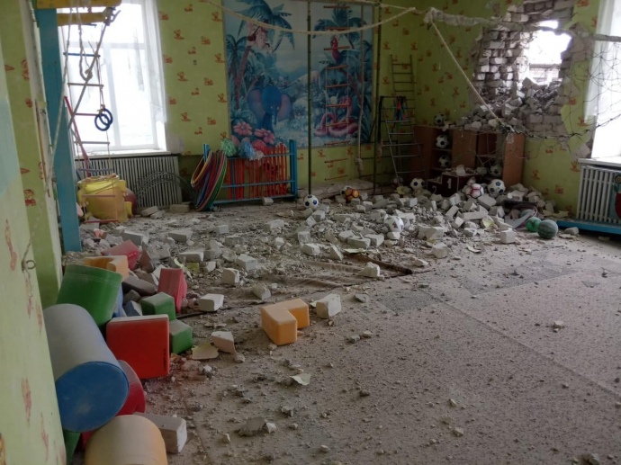 Окупанти обстріляли Станицю Луганську: снаряд влучив у дитсадок
