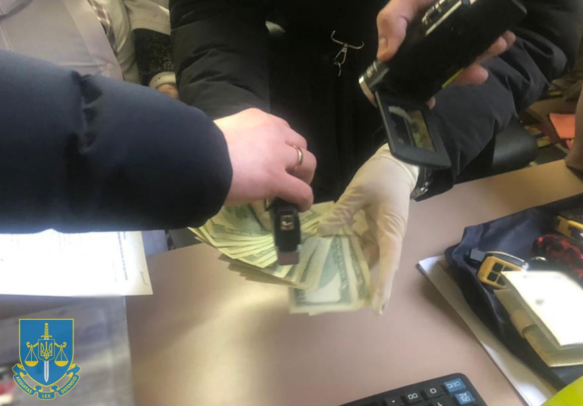 Заввідділення Львівської обласної клінічної лікарні зловили на хабарі