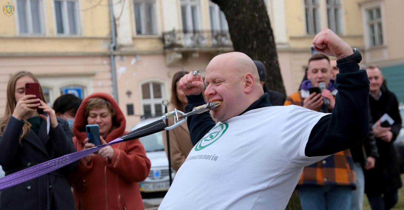 Протягнув зубами швидку з 10 дітьми: львівський медик ориганільно привернув увагу до поліомієліту