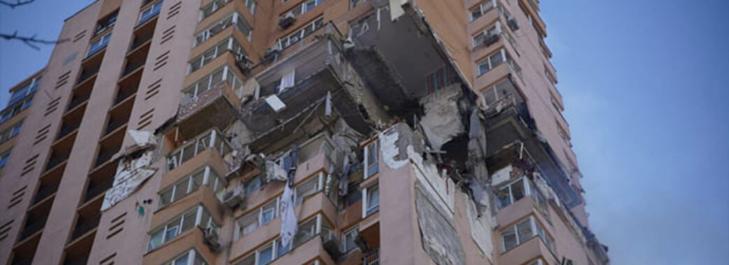 У Києві ракета влучила в багатоповерхівку: є загроза повного руйнування будівлі (ВІДЕО)