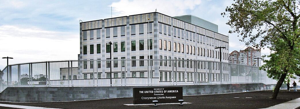 Посольство США зупиняє консульські послуги та евакуює працівників
