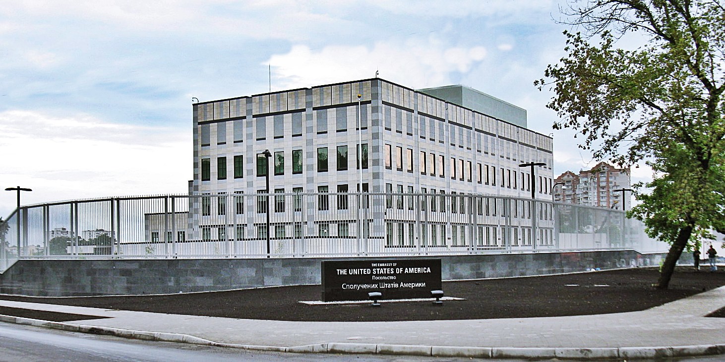 Посольство США зупиняє консульські послуги та евакуює працівників