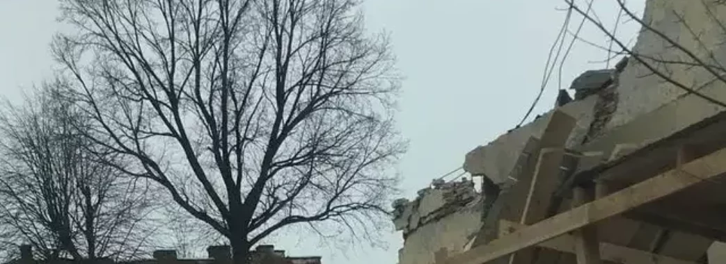 У Львові обвалилася частина стіни (ФОТО)