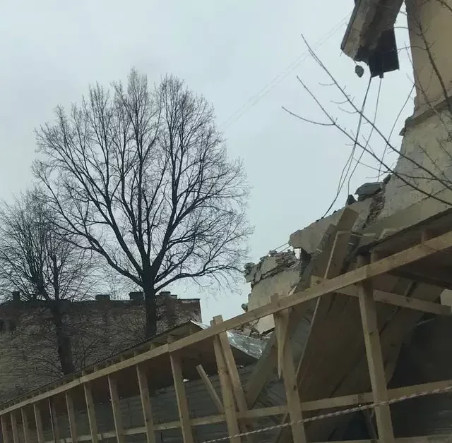 У Львові обвалилася частина стіни (ФОТО)