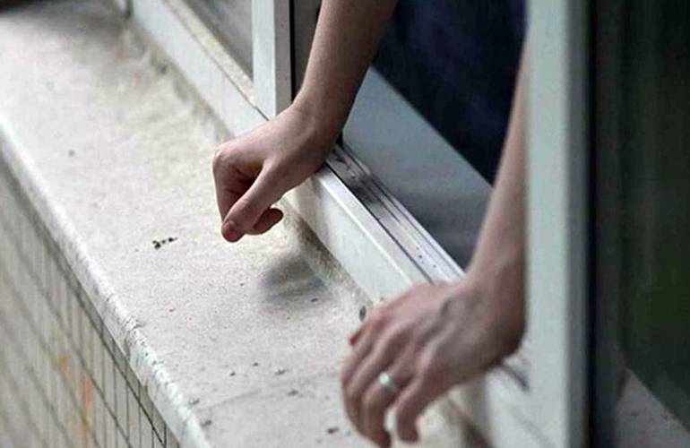 У Львові врятували чоловіка, який хотів стрибнути з 10 поверху (ВІДЕО)