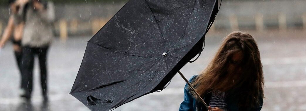 Сильний вітер і дощ: на Львівщині оголосили штормове попередження