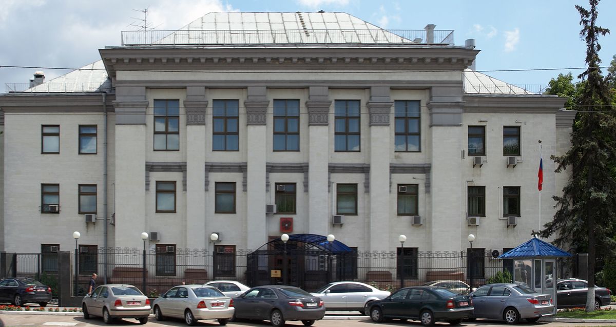 «Для захисту життя та безпеки»: РФ евакуює дипломатів з України