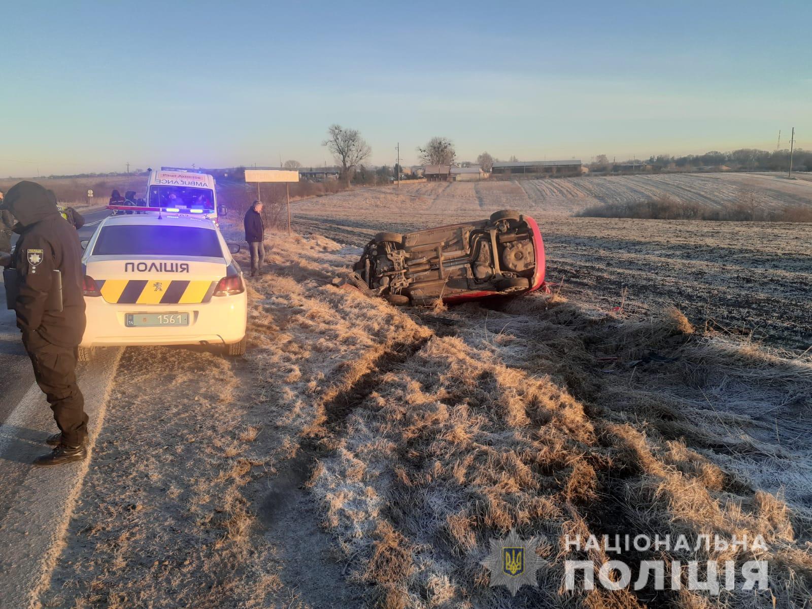 На Львівщині авто з’їхало в кювет і перекинулось: водій загинув