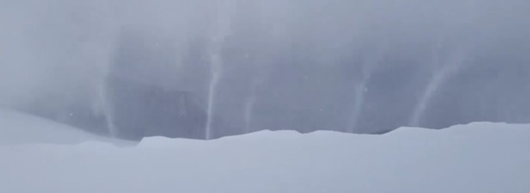 В Карпатах зафіксували незвичні снігові фонтани (ВІДЕО)