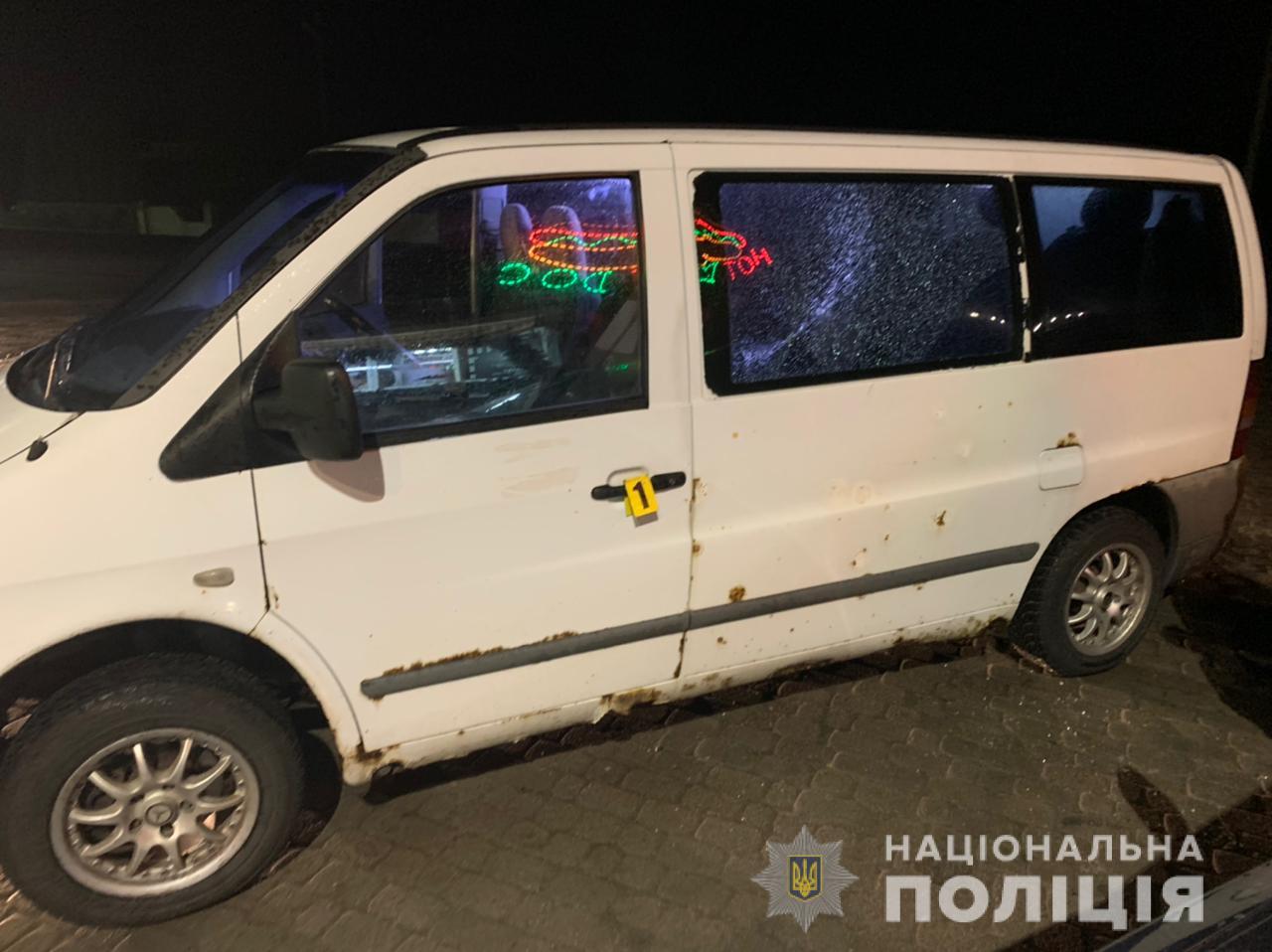 В Яворові 20-річний чоловік обстріляв мікроавтобус з людьми