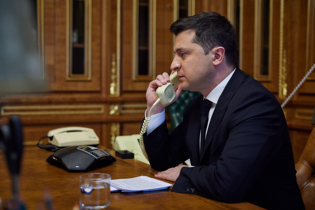 Зеленський поговорив з Макроном: вимагають режиму тиші