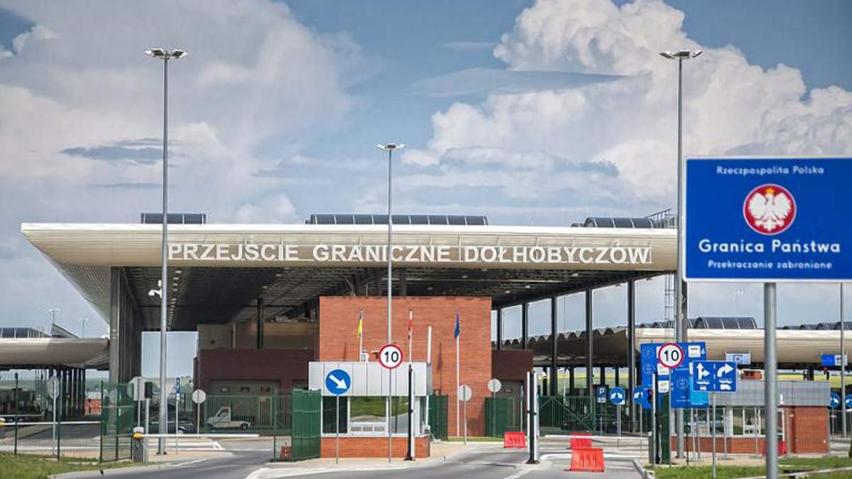 Дипломати виїжджають зі Львова до країн Євросоюзу