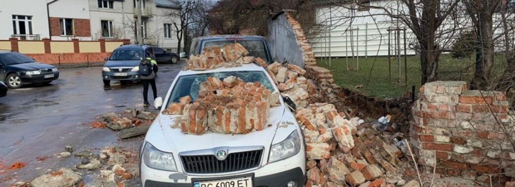 У Львові вітер обвалив цегляну стіну на дах автівки