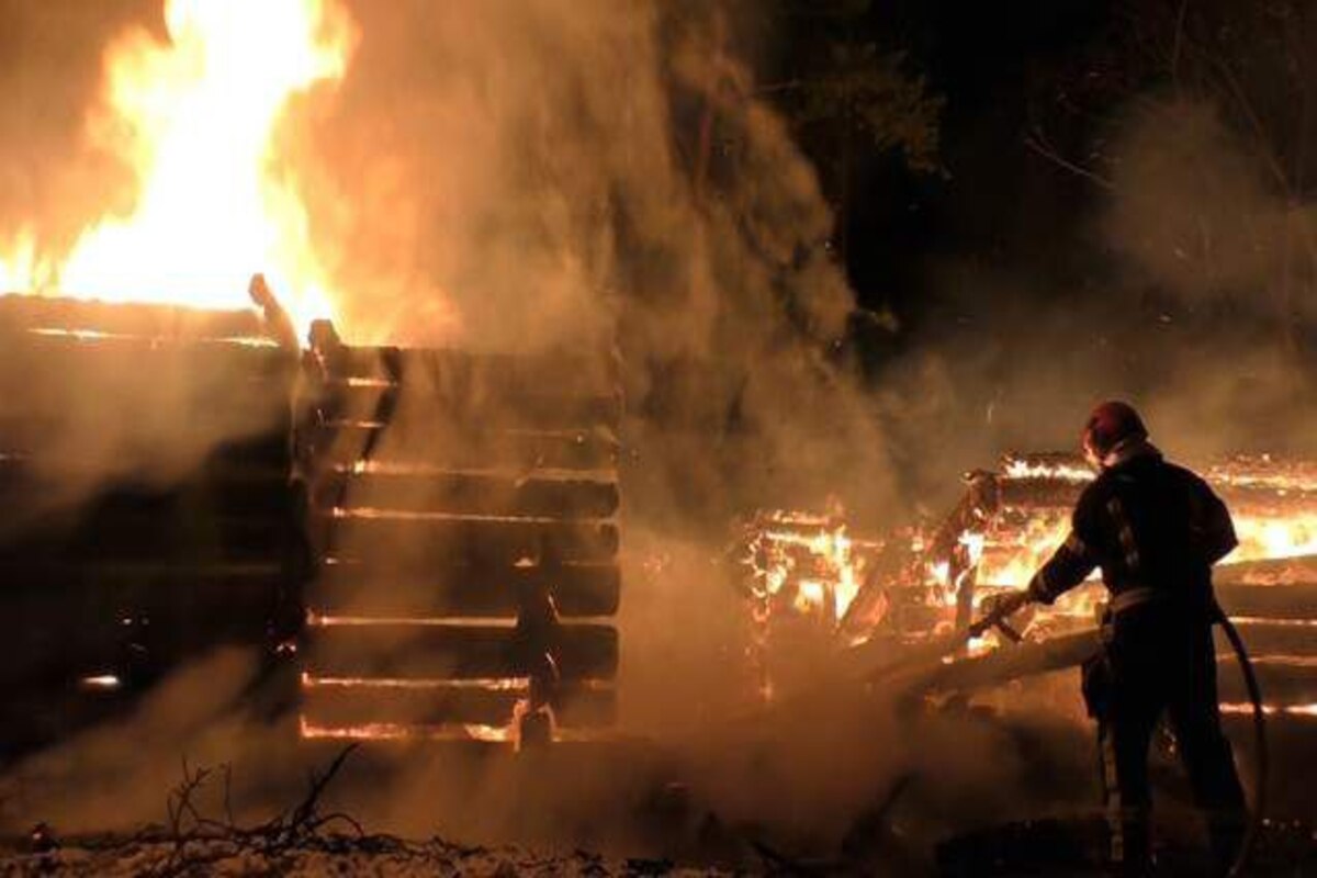 У «Шевченківському гаю» згоріла дерев’яна хата (ВІДЕО)