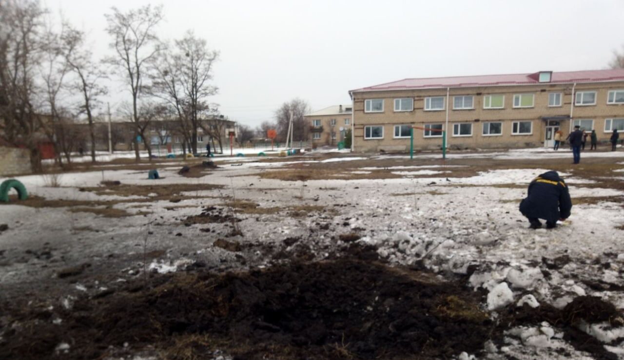 Учні ховались у підвал: на Луганщині снаряд окупантів влучив у двір ліцею