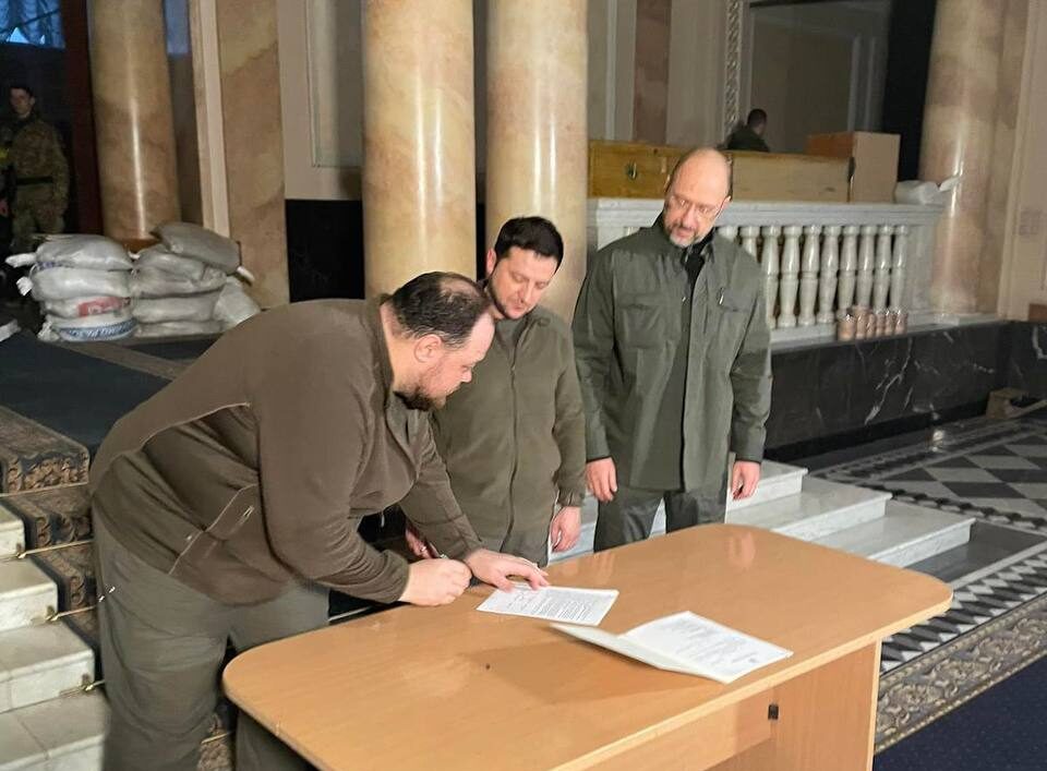 Історичний момент: Зеленський підписав заявку на членство України в Європейському Союзі (ФОТО)
