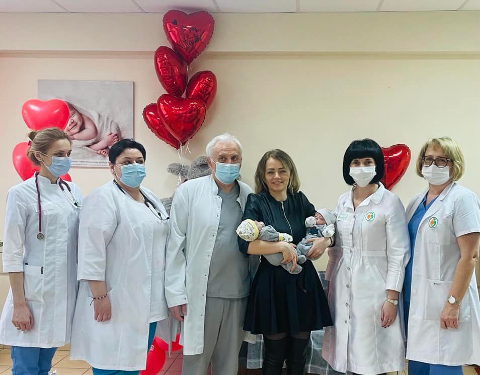 Двійню, яка майже три місяці перебувала в лікарні, виписали додому