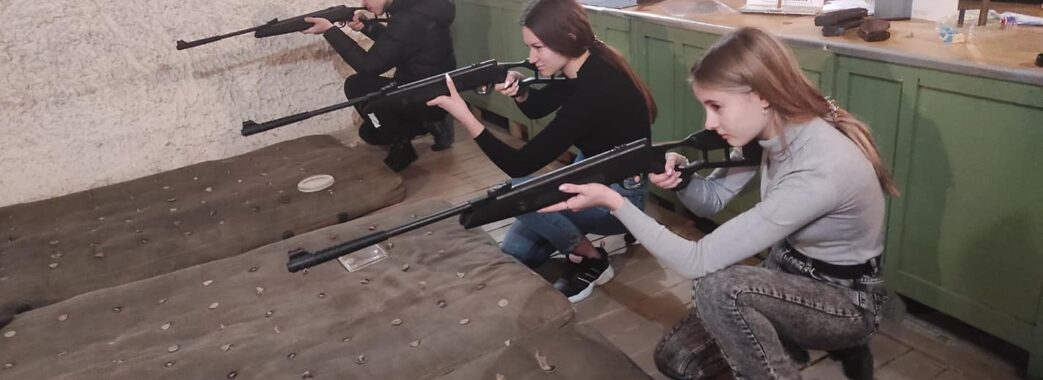 Львівських старшокласників вчать стріляти у шкільних тирах