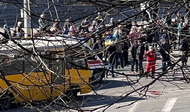 В Херсоні окупанти закидали гранатами мітингувальників, є поранені (ВІДЕО)