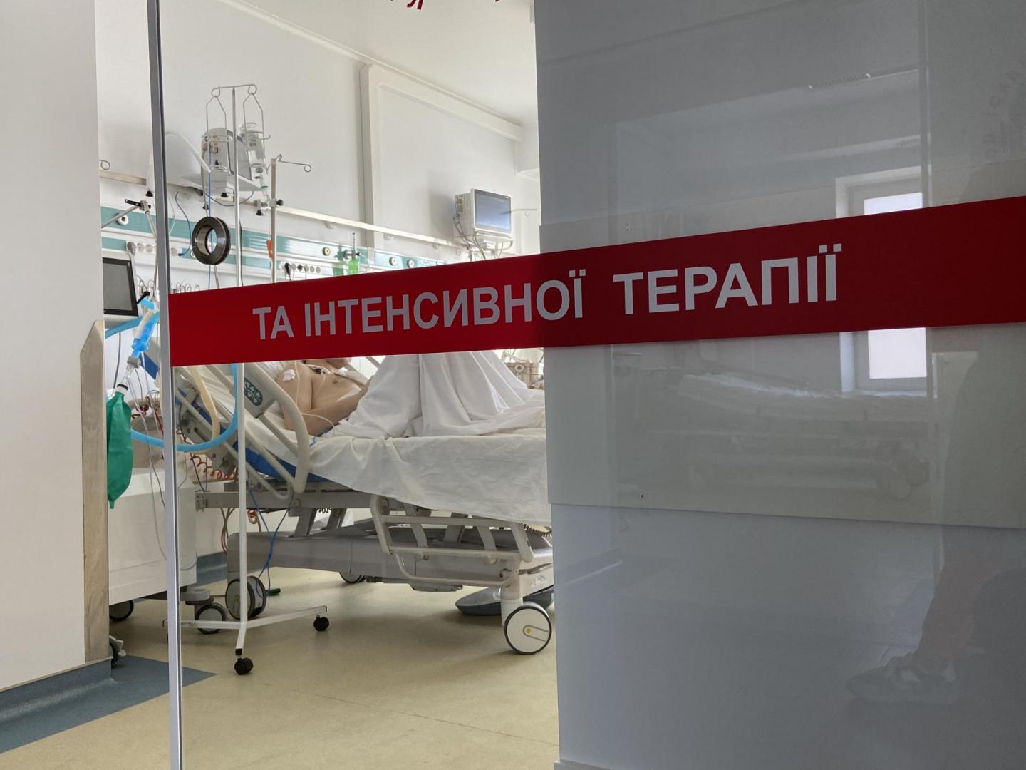 Біля чоловіка розірвався снаряд: львівські медики врятували киянина за допомогою доповненої реальності