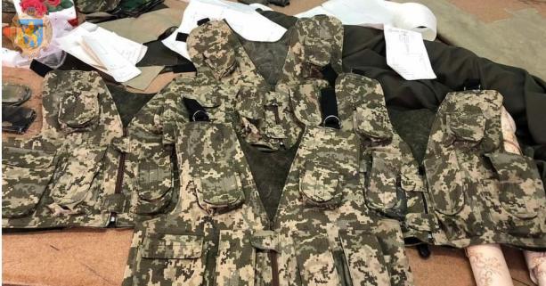 На Львівщині волонтери шиють спеціальні жилети для українських воїнів