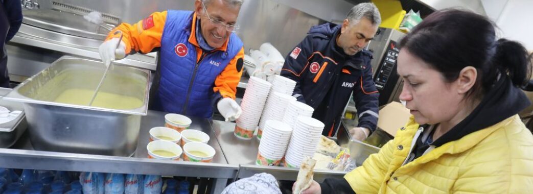Сьогодні турецькі кухарі годуватимуть переселенців на Сихові