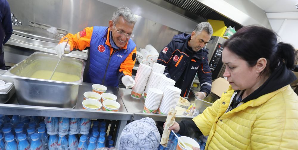 Сьогодні турецькі кухарі годуватимуть переселенців на Сихові