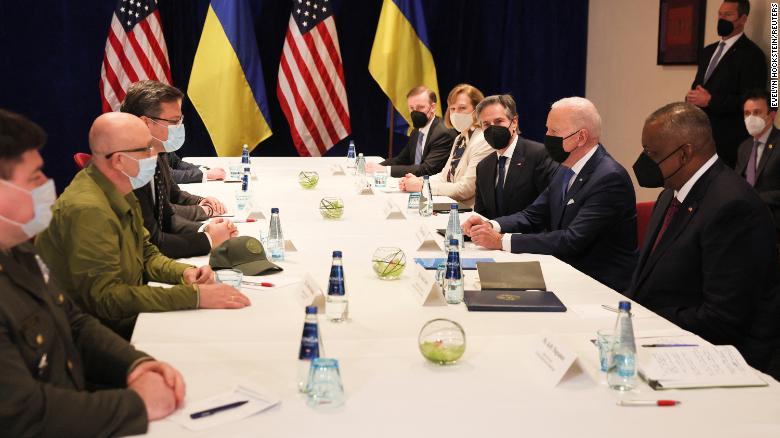 Байден зустрівся з Кулебою та Резніковим у Варшаві: про що говорили
